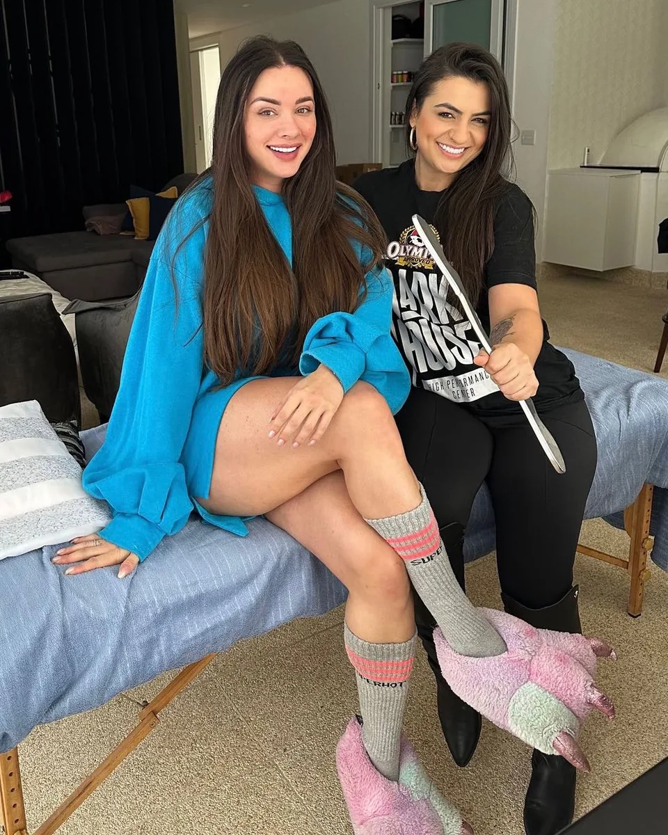 Renata Garcia ao lado de Juju Salimeni durante atendimento