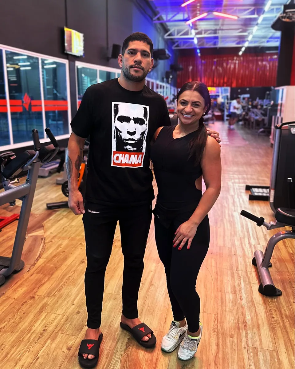 Renata Garcia ao lado de Alex Poatan Pereira